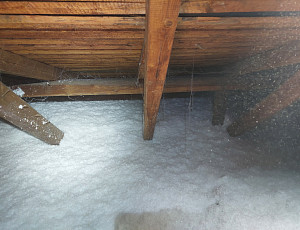 Zateplení stropu rodinného domu pomocí foukané izolace